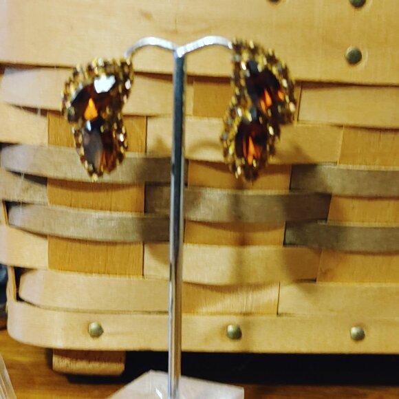 Cognac Amber Rhinestones Gold Tone Clip On Earrings Vintage Small Crystal Accent - Picture 8 of 8